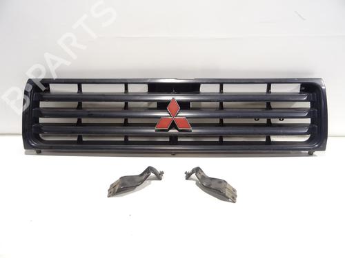 Used Grille MITSUBISHI PAJERO II (V3_W, V2_W, V4_W, V5_W) 2.5 TD 4WD (V24W) (99 hp) 30106801
