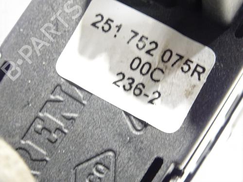 switch-renault-clio-v-b7_-2019-37725824 main image