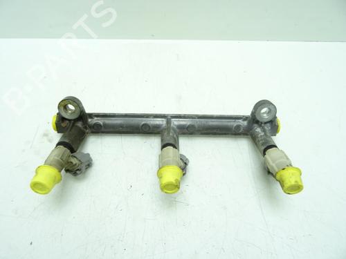 Rail D'Injecteurs SUZUKI GRAND VITARA I (FT, HT) 2.7 4x4 (JA627, SQ627W2) (173 hp) 31717561