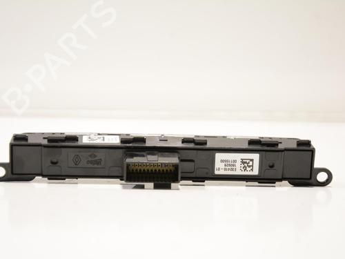 switch-renault-megane-iv-hatchback-b9amn_-2015-32783108 main image