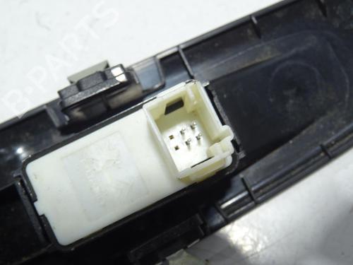Comutador vidro trás esquerdo Comutador vidro trás esquerdo PEUGEOT 5008 II (MC_, MJ_, MR_, M4_) 1.5 BlueHDi 130 (MCYHZJ, MCYHZR, MCYHZX) (131 hp) 33738679 33738679