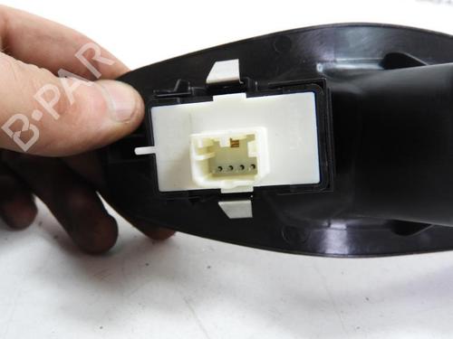 Used Right rear window switch FIAT 500X (334_) 1.6 D Multijet (334AXA1B, 334AXA11) (120 hp) 20058511