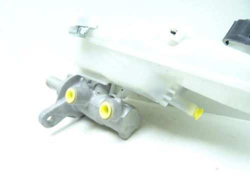 Used Brake master cylinder Brake master cylinder TOYOTA VERSO (_R2_) 2.0 D-4D (AUR20_, AUR20R) (124 hp) 31993672 31993672