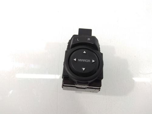 switch-kia-stonic-yb-4d64801160-2017-11106864 main image