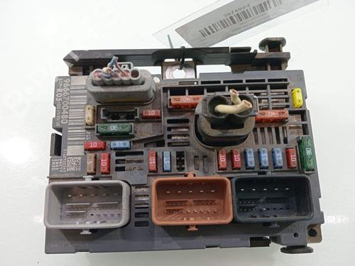 Used Fuse box Fuse box 39381713 39381713