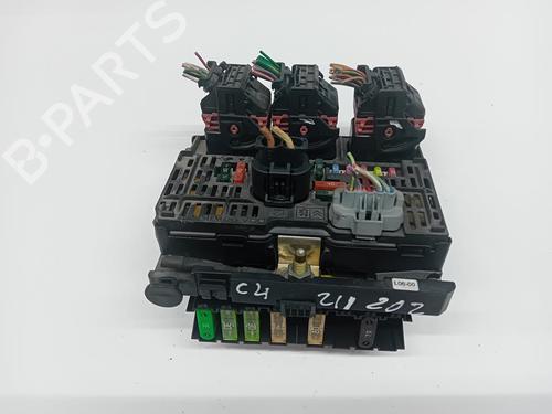 Used Fuse box Fuse box 37718487 37718487