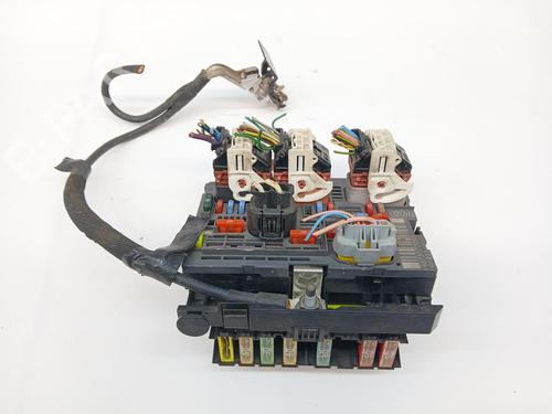 Used Fuse box Fuse box 38470084 38470084