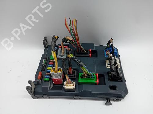 Used Fuse box Fuse box 37247319 37247319