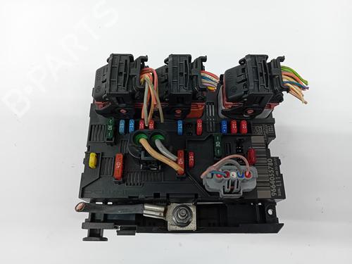 Used Fuse box Fuse box 37476782 37476782