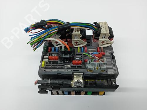Used Fuse box Fuse box 37476761 37476761