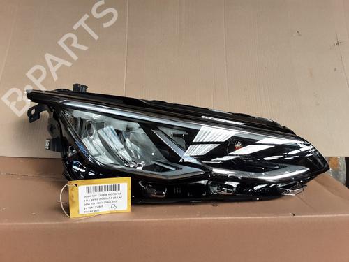 Used Right headlight VW GOLF VIII (CD1, DA1) 2.0 TDI (116 hp) 28604039