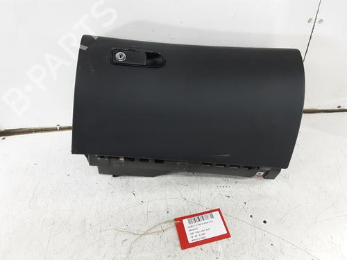 Handskerum MERCEDES-BENZ C-CLASS (W205) C 180 d (205.000) (122 hp) 32248316