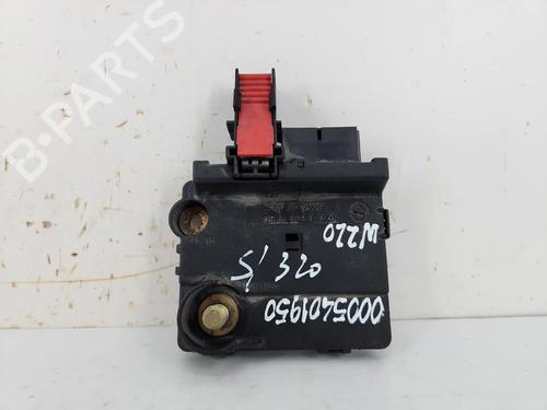 Used Fuse box Fuse box 37667057 37667057