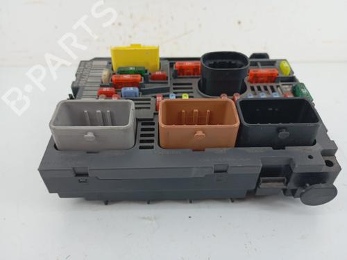 Used Fuse box Fuse box 38172625 38172625