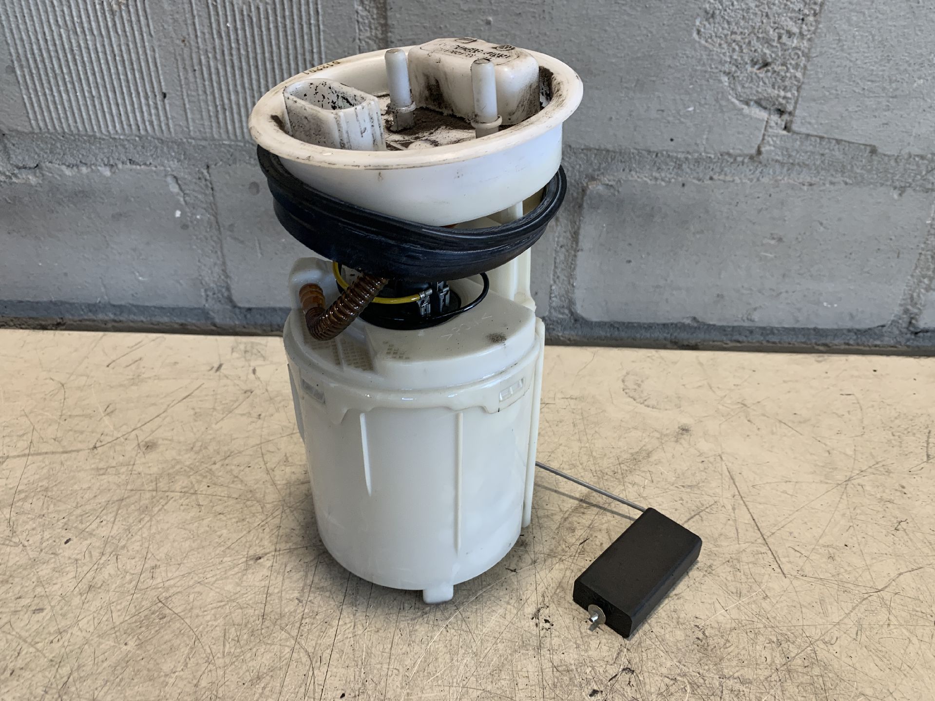 Fuel pump VW POLO III CLASSIC (6V2) 60 1.4 10044513 BParts