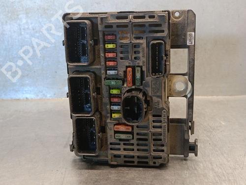 Used Fuse box Fuse box 37667558 37667558