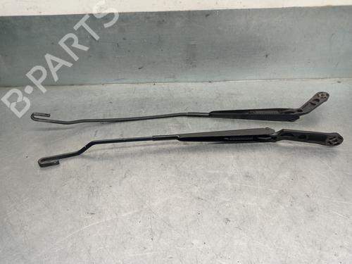 Used Front windshield wiper arm VW BORA I (1J2) 1.6 (101 hp) 8608785