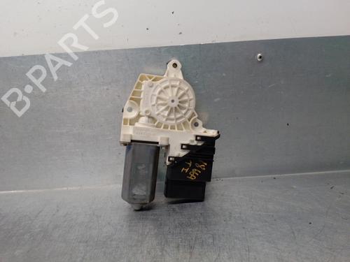 Rudehejsemotor bagstkærm venstre VW GOLF IV (1J1) 1.9 TDI (90 hp) 15056010