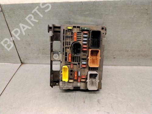 Used Fuse box Fuse box 38525700 38525700