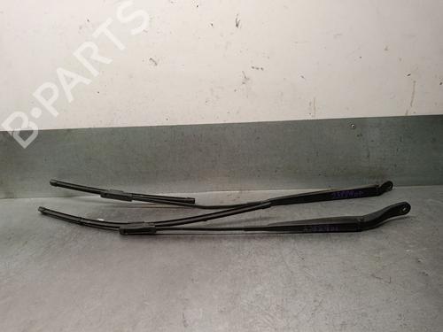 Used Front windshield wiper arm RENAULT CLIO III (BR0/1, CR0/1) 1.5 dCi (C/BR0G, C/BR1G) (68 hp) 30551311