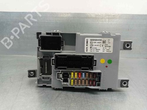 Used Fuse box Fuse box 15061362 15061362