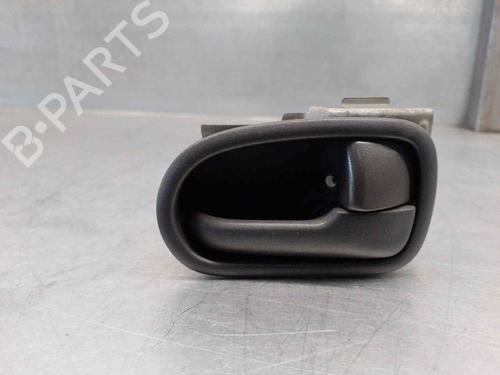 Używane Klamka wewnętrzna drzwi przednich prawych MAZDA 323 P V (BA) 1.5 16V (88 hp) 15256924