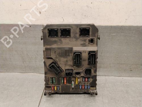 Used Fuse box Fuse box 38517868 38517868