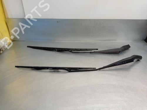 Used Front windshield wiper arm FORD MONDEO III Saloon (B4Y) 2.0 16V TDDi / TDCi (115 hp) 15618744