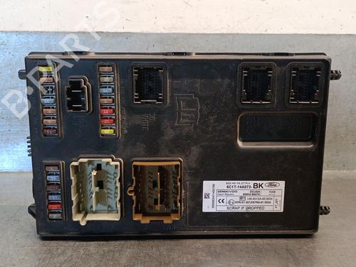 Used Fuse box Fuse box 37489681 37489681
