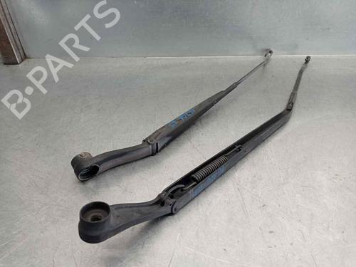 Used Front windshield wiper arm KIA CERATO I Saloon (LD) 2.0 CRDi (112 hp) 10421782