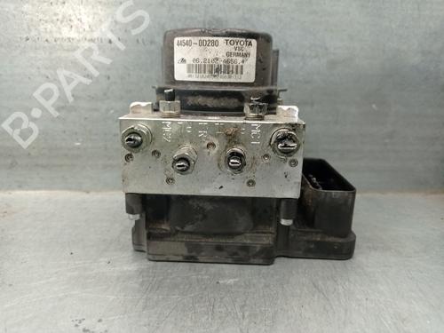 Used ABS pump TOYOTA YARIS (_P13_) 1.5 (NSP131_) (112 hp) 23427068
