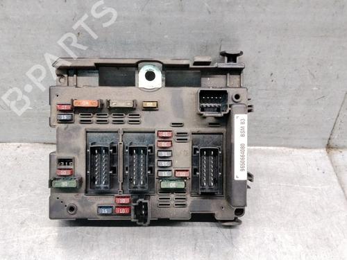 Used Fuse box Fuse box 37442552 37442552