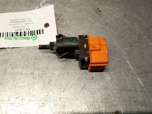 switch-jaguar-f-pace-x761-2015-33054235 main image