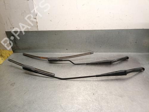 Used Front windshield wiper arm FIAT GRANDE PUNTO (199_) 1.4 16V (199BXG1B, 199AXG1B) (95 hp) 30655707