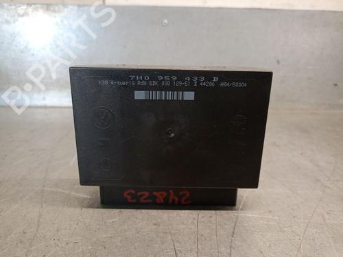 Used Electronic module Electronic module VW TRANSPORTER T5 Bus (7HB, 7HJ, 7EB, 7EJ) 1.9 TDI (102 hp) 33017872 33017872