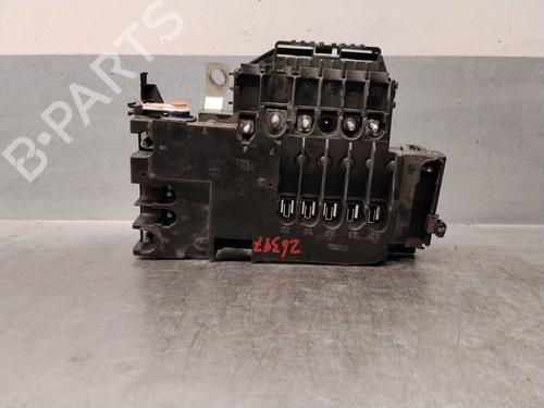 Used Fuse box Fuse box 39021352 39021352