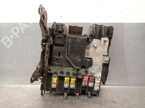 Used Fuse box Fuse box 39171584 39171584