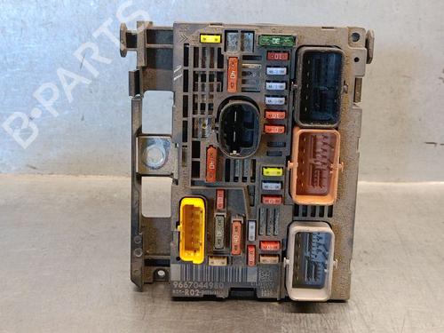 Used Fuse box Fuse box 37082028 37082028