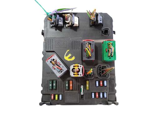 Used Fuse box Fuse box 39096936 39096936