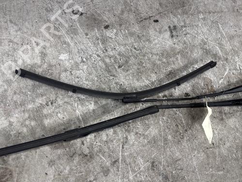 front-windshield-wiper-arm-renault-express-box-bodympv-2021-40467008 main image