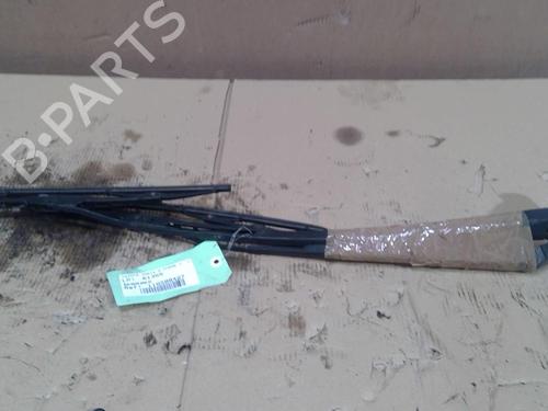 Used Front windshield wiper arm TOYOTA YARIS (_P9_) 1.4 D-4D (NLP90_, NLP90R) (90 hp) 31299815
