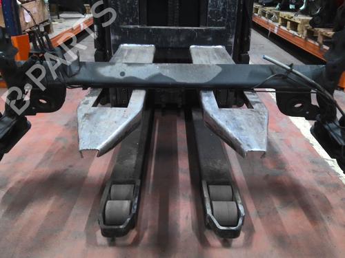 Used Rear axle RENAULT TWINGO II (CN0_) 1.5 dCi (CN0E) (64 hp) 31068641