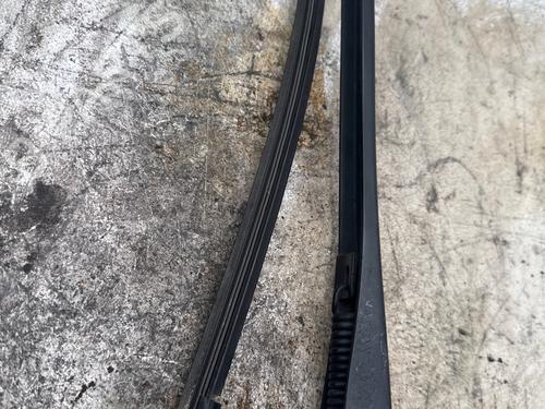 front-windshield-wiper-arm-bmw-3-e90-2004-2005-2006-2007-2008-2009-2010-2011-2012-40093400 main image