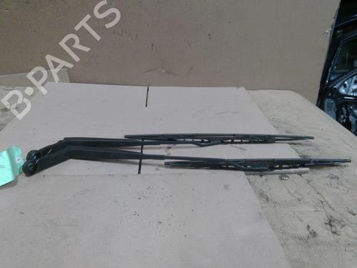 Used Front windshield wiper arm NISSAN MICRA III (K12) 1.2 16V (80 hp) 31909755