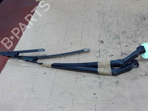 Used Front windshield wiper arm TOYOTA YARIS (_P9_) 1.4 D-4D (NLP90_, NLP90R) (90 hp) 28026815