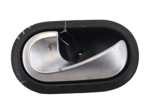 Używane Klamka wewnętrzna drzwi tylnych lewych RENAULT SCÉNIC II (JM0/1_) 1.9 dCi (JM0G, JM12, JM1G, JM2C) (120 hp) 30915198