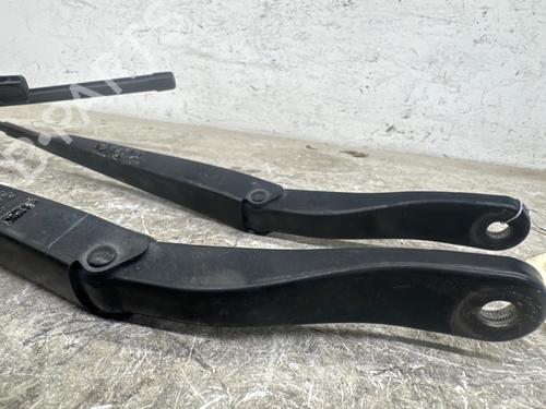 front-windshield-wiper-arm-renault-master-iii-van-fv-2010-40613543 main image