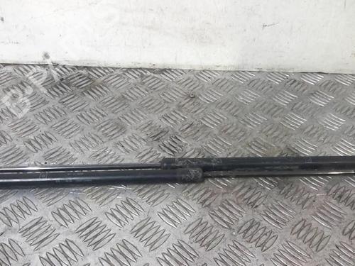 Used Tailgate lift support NISSAN MICRA II (K11) 1.3 i 16V (75 hp) 21555504