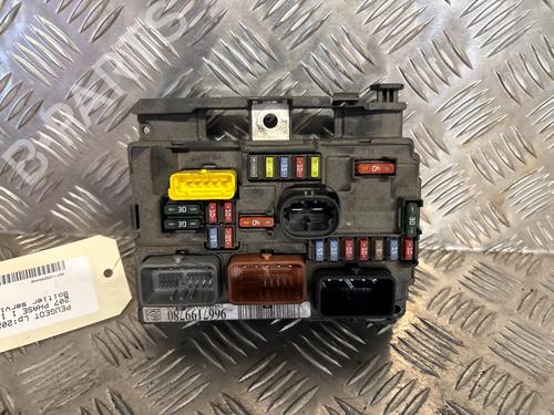 Used Fuse box Fuse box 37187930 37187930