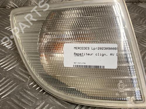 Used Right front indicator Right front indicator MERCEDES-BENZ VITO Bus (W638) 113 2.0 (638.114, 638.194) (129 hp) 22095654 22095654
